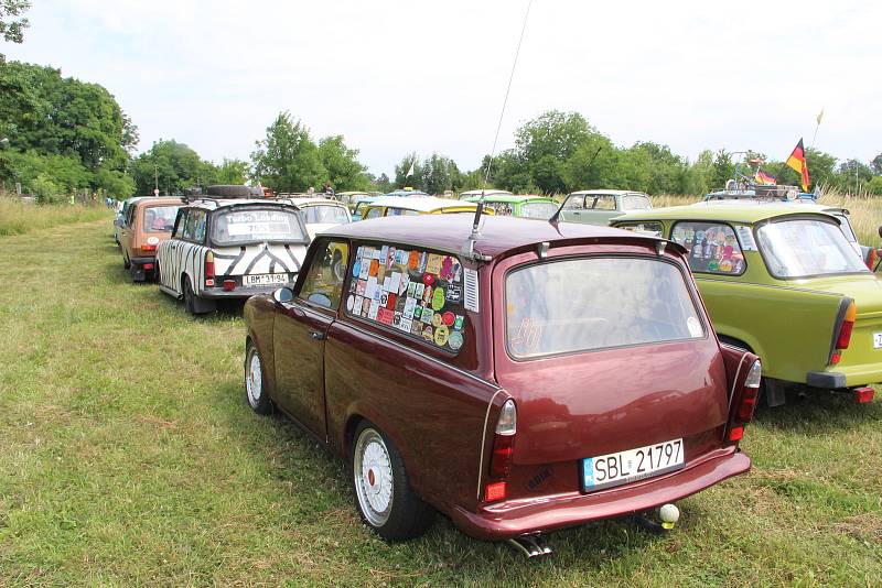 Majitelé nablýskaných trabantů si dali v sobotu dostaveníčko na Plumlově, odkud se vydali na spanilou jízdu regionem - dopoledne měli zastávku na Fortu v Křelově.