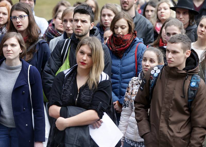 Protest studentů před Teoretickými ústavy lékařské fakulty v Olomouci. 15. března 2018