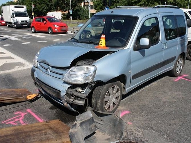 Následky dopravní nehody ve Velkomoravské ulici v Olomouci