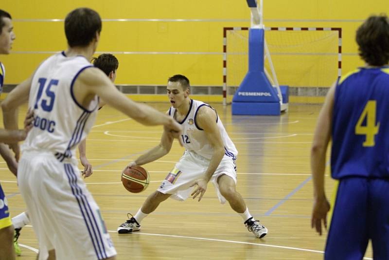 Olomoučtí basketbalisté (v bílém) proti Zlínu
