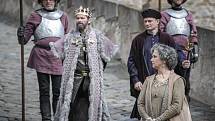 Na hradě Bouzov se 6. dubna 2022 natáčela pohádka Princezna zakletá v čase 2. (zleva) Herci Jan Révai, Veronika Freimanová a Viktor Krištof.