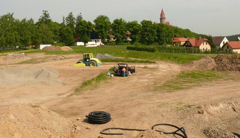 Stavba sportovního areálu v Bouzově