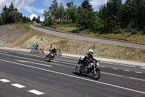 Opravená silnice přes Červenohorské sedlo přitahuje motorkáře. Na sedle se otáčejí a pouštějí se zatáčkami do údolí Desné.