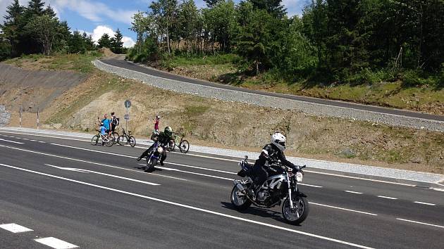 Opravená silnice přes Červenohorské sedlo přitahuje motorkáře. Na sedle se otáčejí a pouštějí se zatáčkami do údolí Desné.