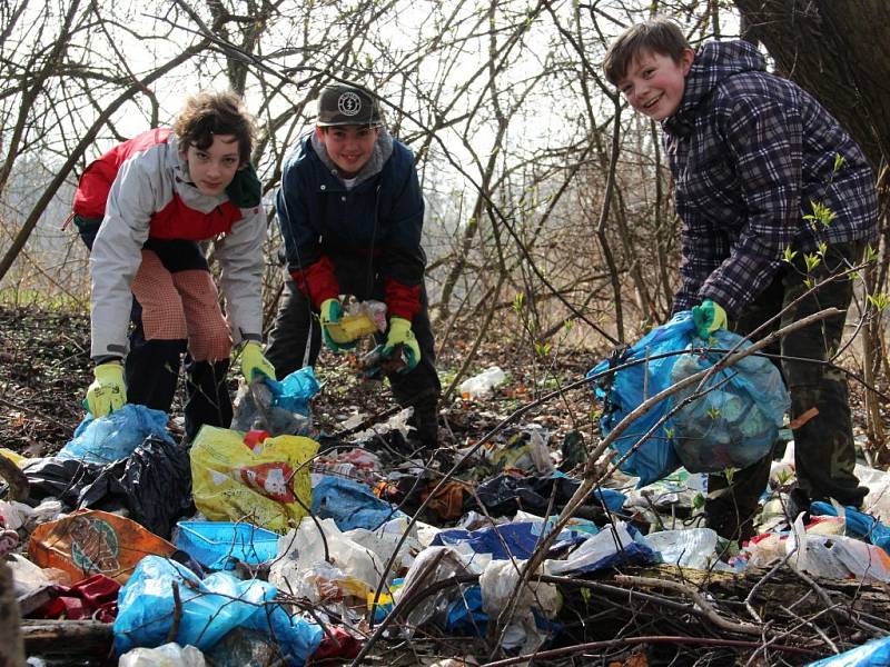 Úklid břehů Mlýnského potoka – 28. 3. 2015