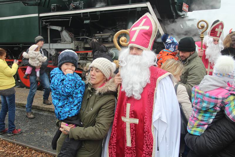 Parní vlak tažený lokomotivou Rosničkou v neděli vyrazil z Olomouce na dvě trasy, do Uničova a do Senice na Hané.