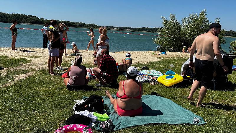 Na pískovně Náklo pátrají policisté a hasiči po muži, který zmizel pod hladinou. Na místo odpoledne dorazili i policejní potápěči. 19.6. 2022