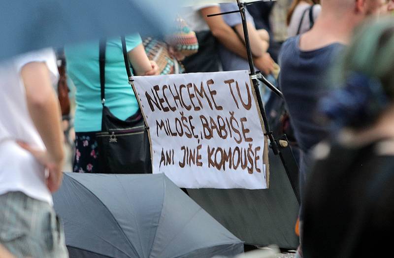 "Jednou provždy". Demonstrace proti Babišovi a komunistům na Horním náměstí v Olomouci