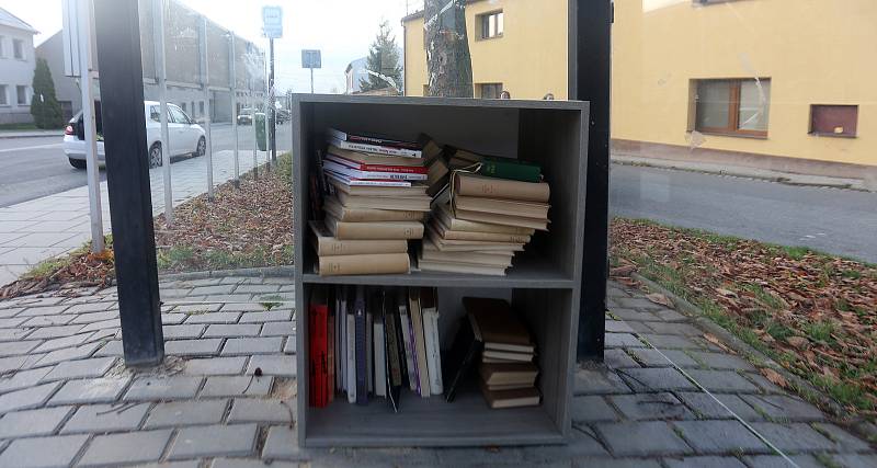 Knihovnička na autobusové zastávce v Olomouc - Droždín.