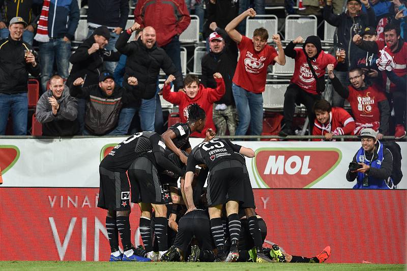 Finále fotbalového poháru MOL Cupu: FC Baník Ostrava - SK Slavia Praha, 22. května 2019 v Olomouci. Slavia oslavuje druhý gól.