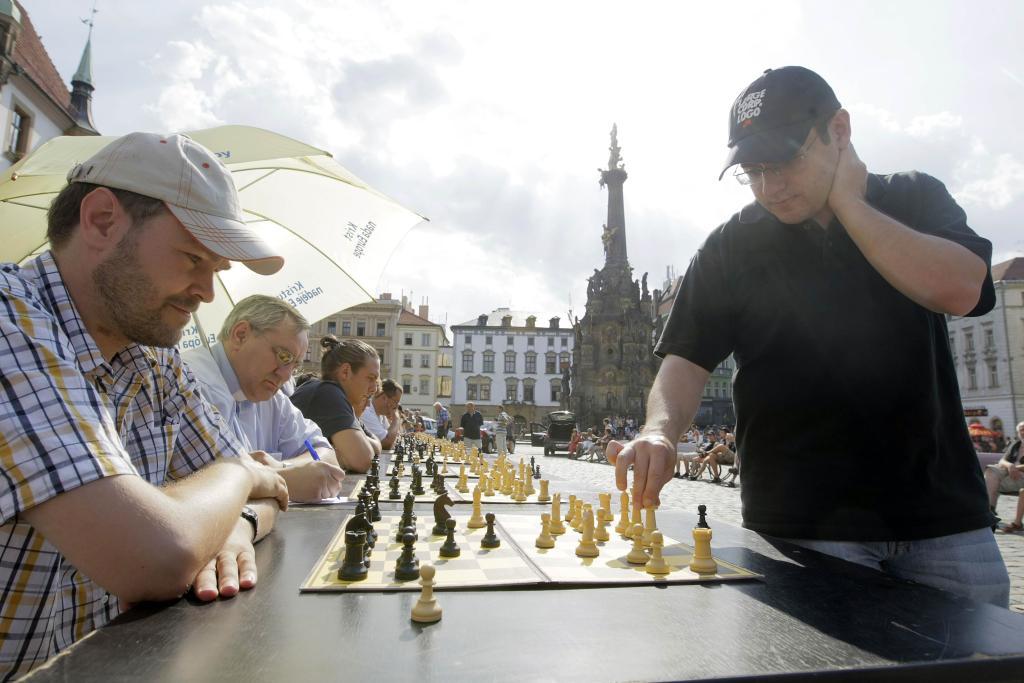 Šachy u orloje: přijďte si zahrát partii s velmistrem - Olomoucký deník