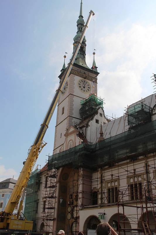 Opravená radniční věžička se v úterý dopoledne vrátila na své původní místo. Plné Horní náměstí v Olomouci přihlíželo, jak ji nahoru zvedá obrovský jeřáb.