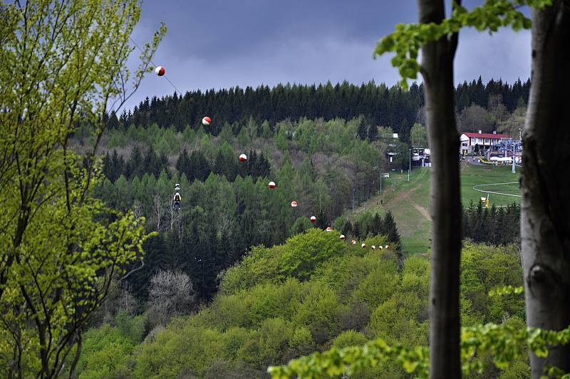 Lanový skluz zipline přes Šumenské údolí ve Sport areálu Klíny v Krušných horách