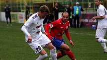 Fotbalisté Holice (v bílém) porazili Třebíč 1:0.