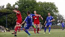 Lutín (v modrém) prohrál s Kralicemi na penalty.