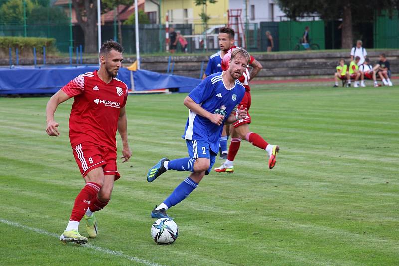 Fotbalisté Uničova (červené dresy) postoupili přes Šumperk do 2. kola MOL Cupu. K výhře jim stačil jediný gól. Jakub Vichta