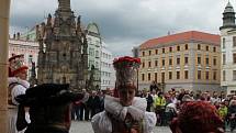 Hanácká svatba na Horním náměstí v Olomouci v podání členů folklorních souborů Klas z Kralic na Hané, Hané a Mladé Hané z Velké Bystřice a také z Hanáckého mužského sboru Rovina.