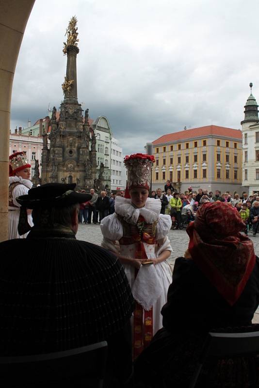 Hanácká svatba na Horním náměstí v Olomouci v podání členů folklorních souborů Klas z Kralic na Hané, Hané a Mladé Hané z Velké Bystřice a také z Hanáckého mužského sboru Rovina.