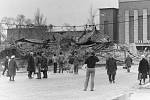 Demolice hotelu Družba před olomouckým vlakovým nádražím, březen 1982