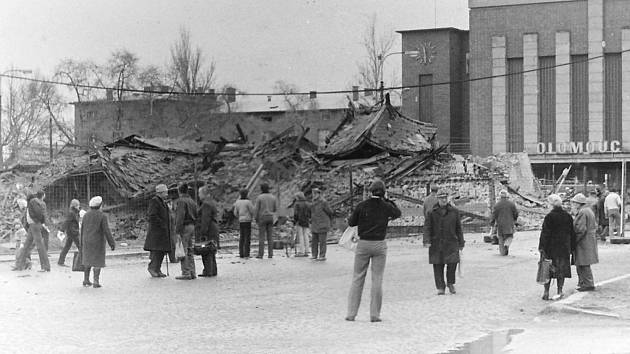 Demolice hotelu Družba před olomouckým vlakovým nádražím, březen 1982