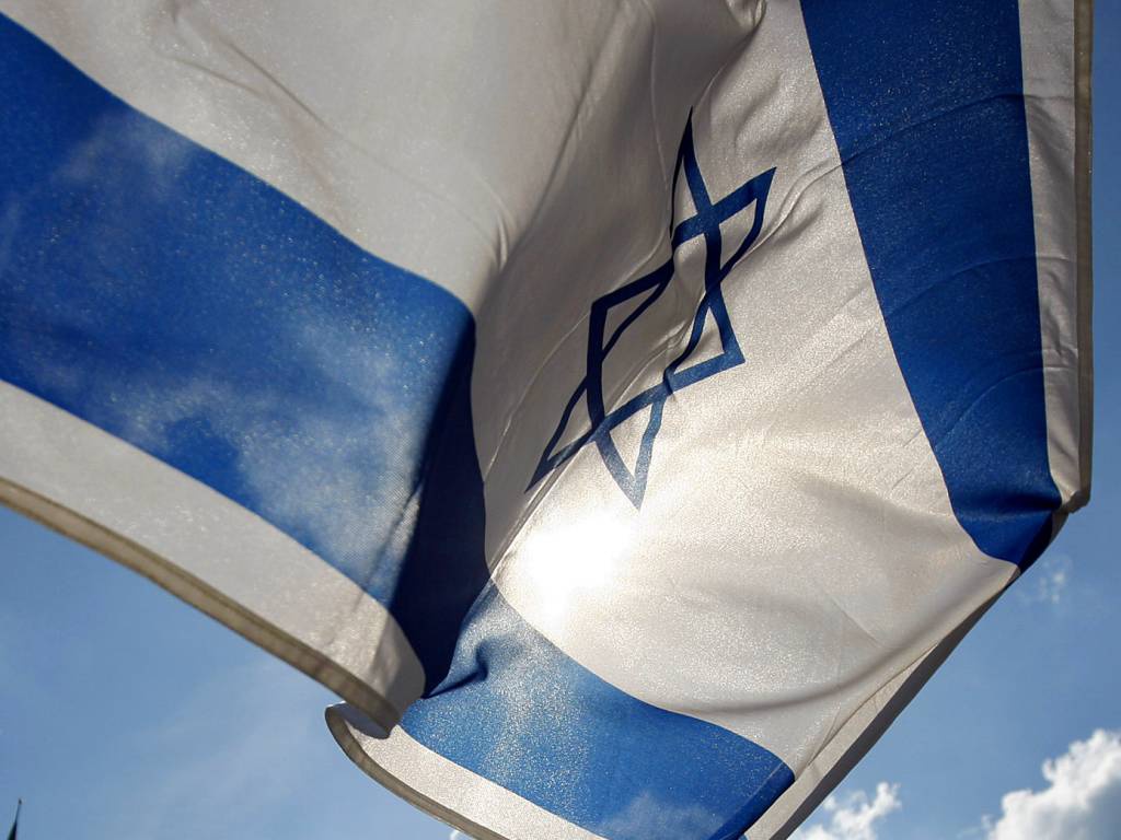 Výměna praporů. Namísto vlajky EU vlaje nad Pražským hradem zástava Izraele  - Pražský deník
