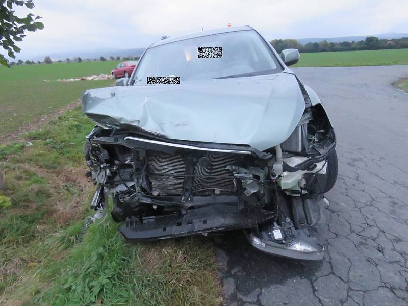 Řidička peugeotu skončila po srážce se subaru u Štarnova pod sutinami božích muk