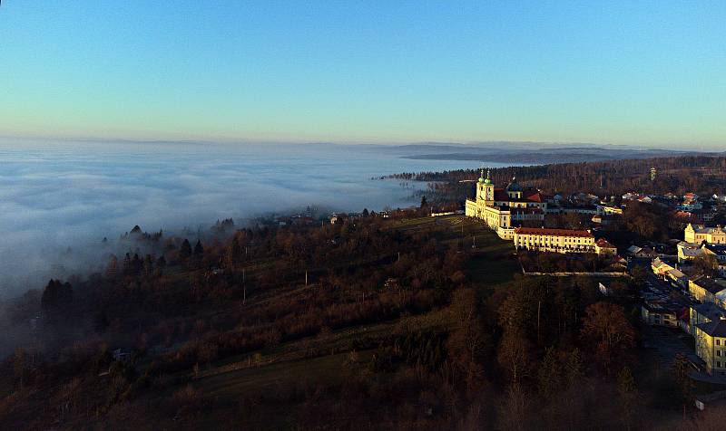 Mlha nad Olomoucí a sluncem zalitý Sv. Kopeček, 31. prosince 2020