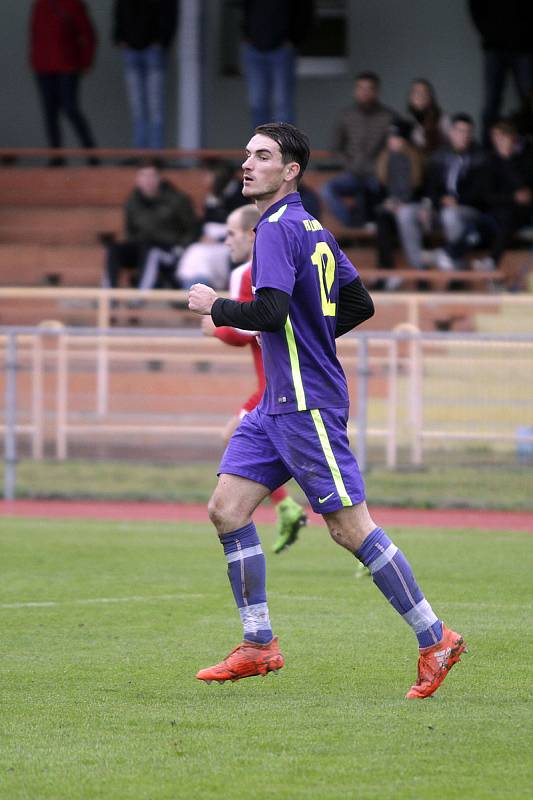 Fotbalisté Uničova (v červeném) prohráli s Mohelnicí 1:2