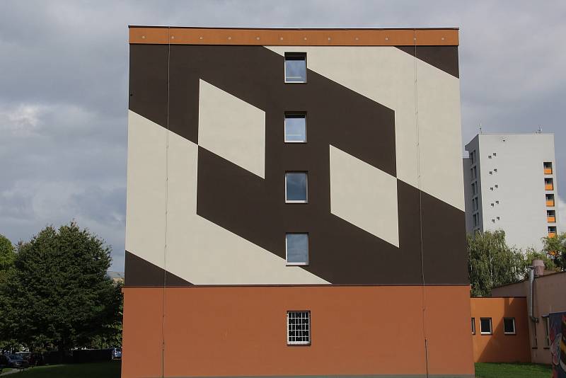 Fasádu kolejí ve Šmeralově ulici v Olomouci proměnil Ital Matteo Ceretto Castigliano. Září 2022