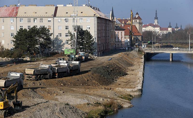 Stavba protipovodňových opatření u areálu VŠ kolejí  mezi mezi mostem na Masarykově třídě a mostem na třídě Kosmonautů. Konec listopadu 2018