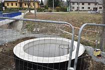 V Cakově staví kanalizaci, obec Senice na Hané má po zablokování desítek milionů korun ve Sberbank problém s jejím financováním.