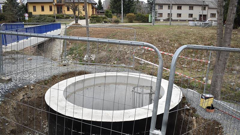 V Cakově staví kanalizaci, obec Senice na Hané má po zablokování desítek milionů korun ve Sberbank problém s jejím financováním.