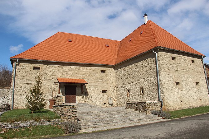 Opravená barokní sýpka v Ludéřově s novým vstupem.