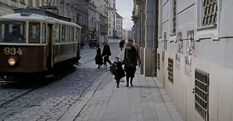 Screen z filmu Doktor Živago. Třída 1. máje