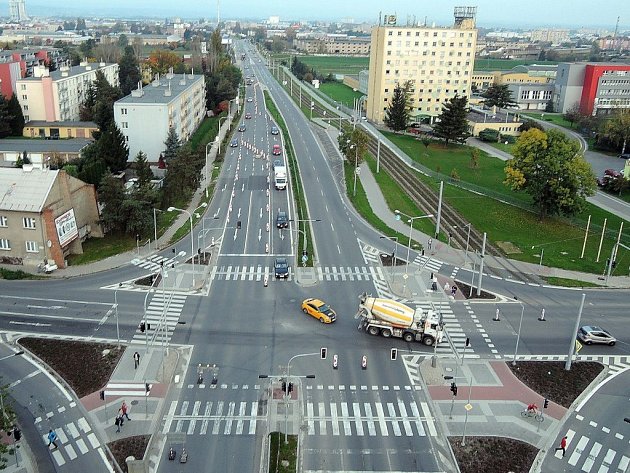 Pořádné zpoždění od pondělního rána nabírají řidiči v Olomouci kvůli uzavírkám v ulicích Velkomoravská a Lipenská.