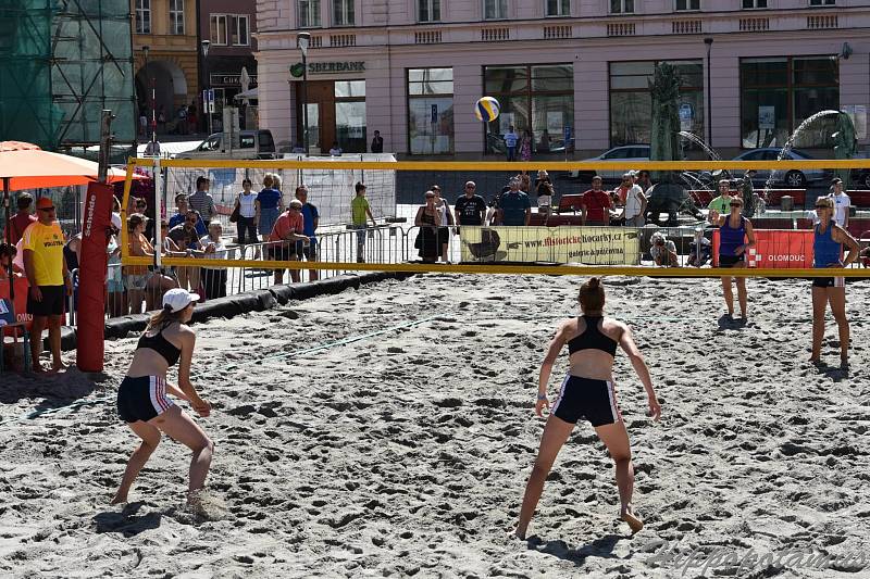 Beach-volejbalová show olomouckých a šternberských volejbalistek na olomouckém Horním náměstí