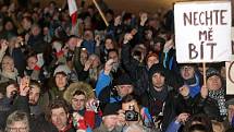 Demostrace proti zvolení Zdeňka Ondráčka z KSČM předsedou komise pro dohled nad GIBS na olomouckém Horním náměstí