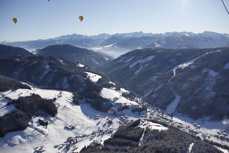 Na čtyři desítky balonových výprav se zúčastnily 7. ročníku Hanneshof Hot-air Balloon Trophy v rakouském Filzmoosu. Nechyběly ani české týmy, hned dva balony do Alp přivezl Libor Staňa ze společnosti Balony.eu z Břestku na Uherskohradišťsku.