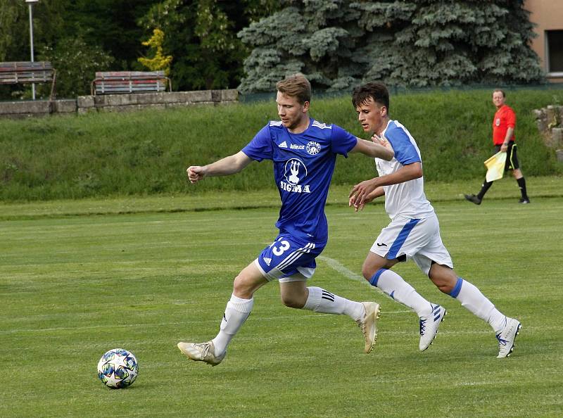 Fotbalisté Sigmy Lutín (v modrém) remizovali s Viktorií Přerov 1:1.