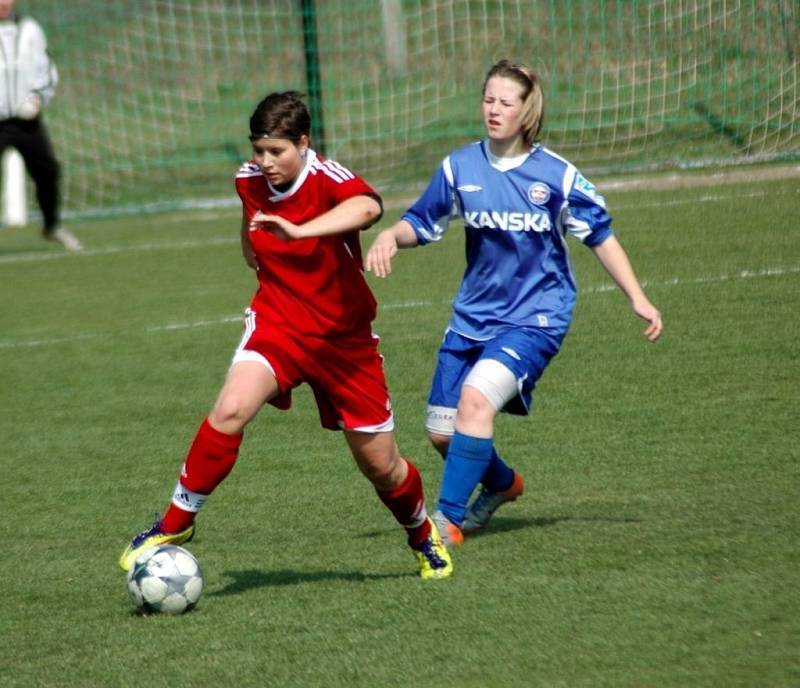 Olomoucké fotbalistky (v červeném) porazily v zápase 10. kola MSLŽ tým FC Brno 3:0.