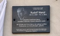 V Jívové odhalili pamětní desku slavnému rodákovi Rudolfu Wanzlovi, zakladateli největšího výrobce nákupních vozíků na světě