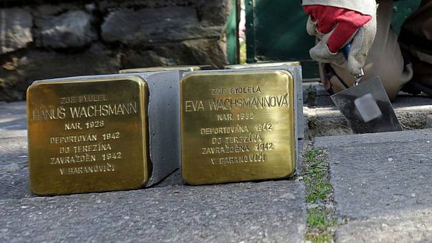 Pokládání Kamenů zmizelých (Stolpersteine) v Olomouci. Ilustrační foto