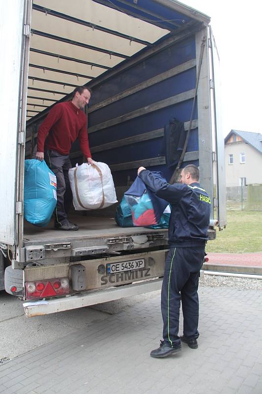 Nakládka jednoho z kamionů s humanitární pomocí pro ukrajinské město Černivci před hasičskou zbrojnici v olomoucké městské části Černovír. 4. března 2022