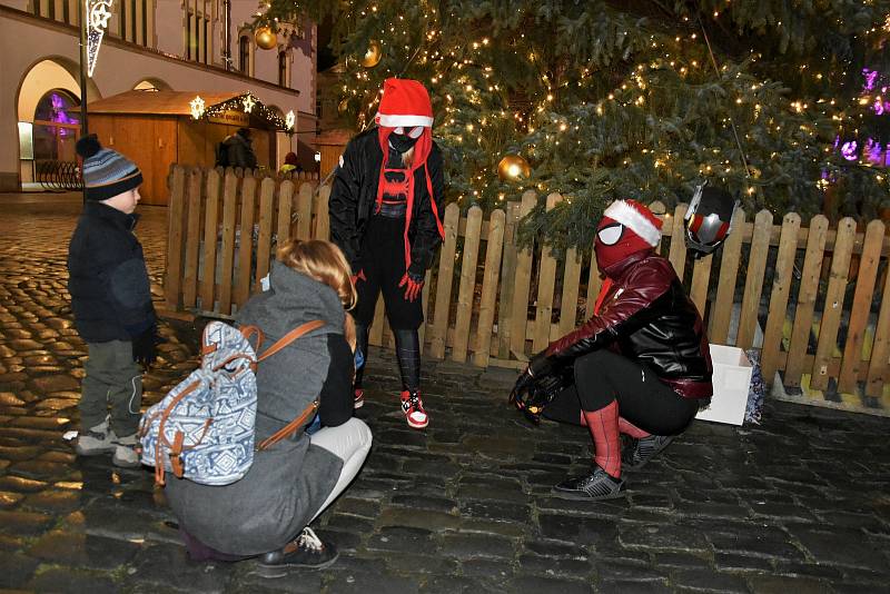 Univerzální superhrdinové na Horním náměstí v Olomouci, 17. 12. 2020