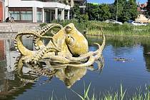 Chobotnice z olomouckých Smetanových sadů před pár dny připlula do Dolních Břežan, kde byla instalována v rámci sochařského festivalu Sculpture line 2023.
