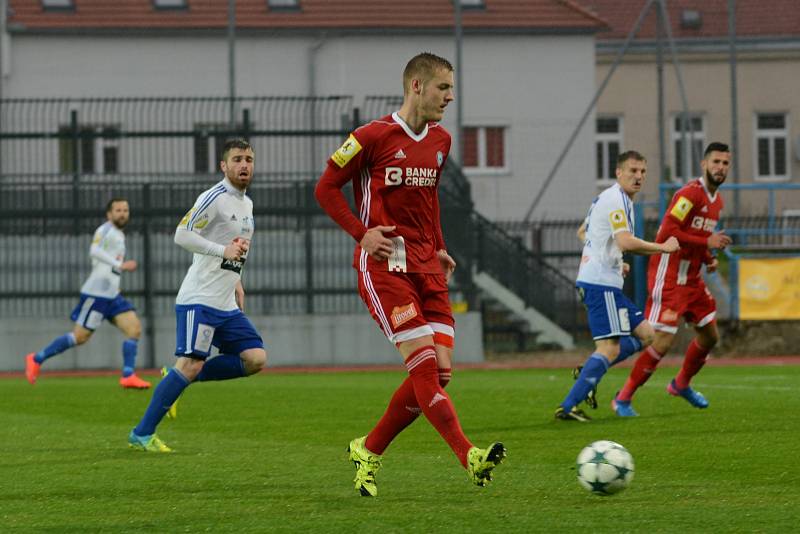 Olomoučtí fotbalisté (v červeném) porazili Znojmo 4:1 a slavili postup do první ligy