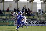 Fotbalisté béčka Holice prohráli utkání s Lutínem (v modrém) 0:1