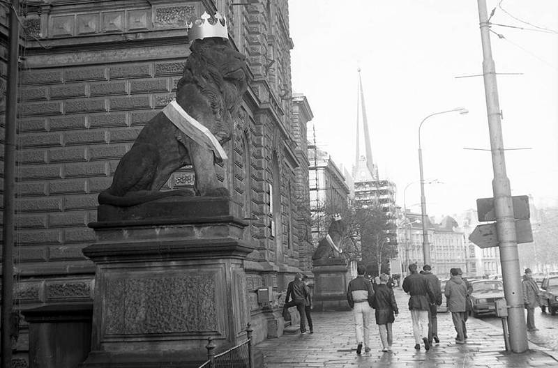 Lvi před okresním soudem dostali od studentů koruny a trikolóry. Sametová revoluce v Olomouci