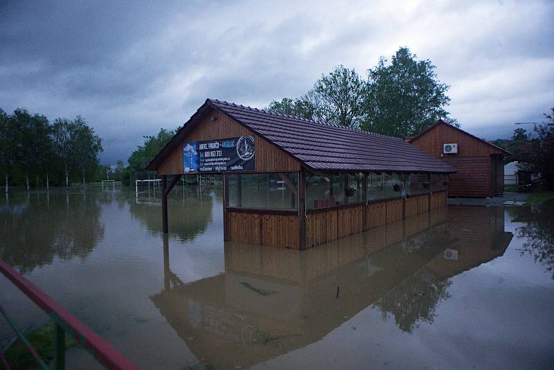 Rozlitá řeka Bečva nad Teplicemi nad Bečvou 22.5.2019 večer. V obci Ústí zaplavila hřiště.