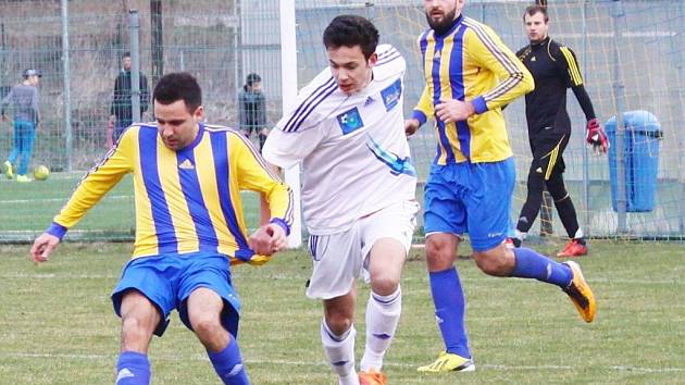 Fotbalisté FK Šternberk (v bílém) porazili v 18. kole FC Dolany 4:1 (1:1). 